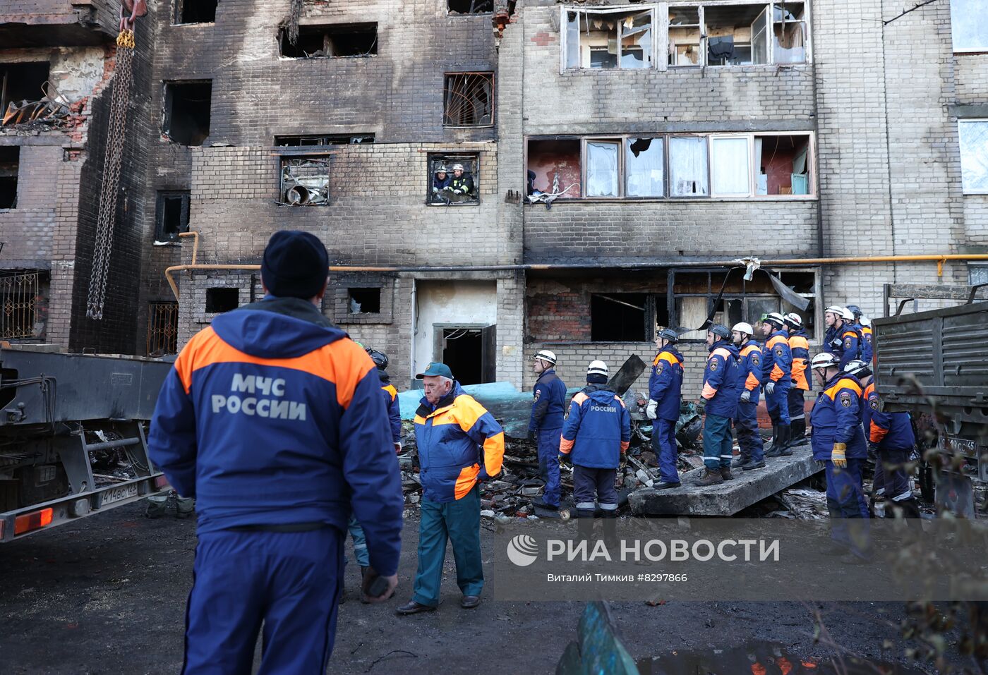 Разбор завалов на месте крушения самолёта в Ейске