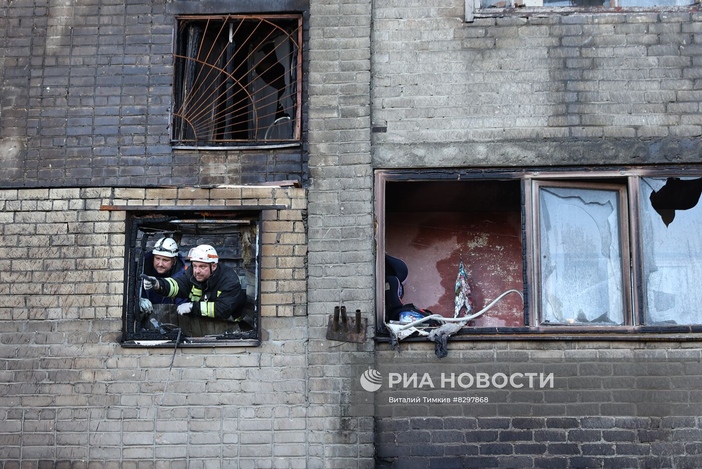 Разбор завалов на месте крушения самолёта в Ейске