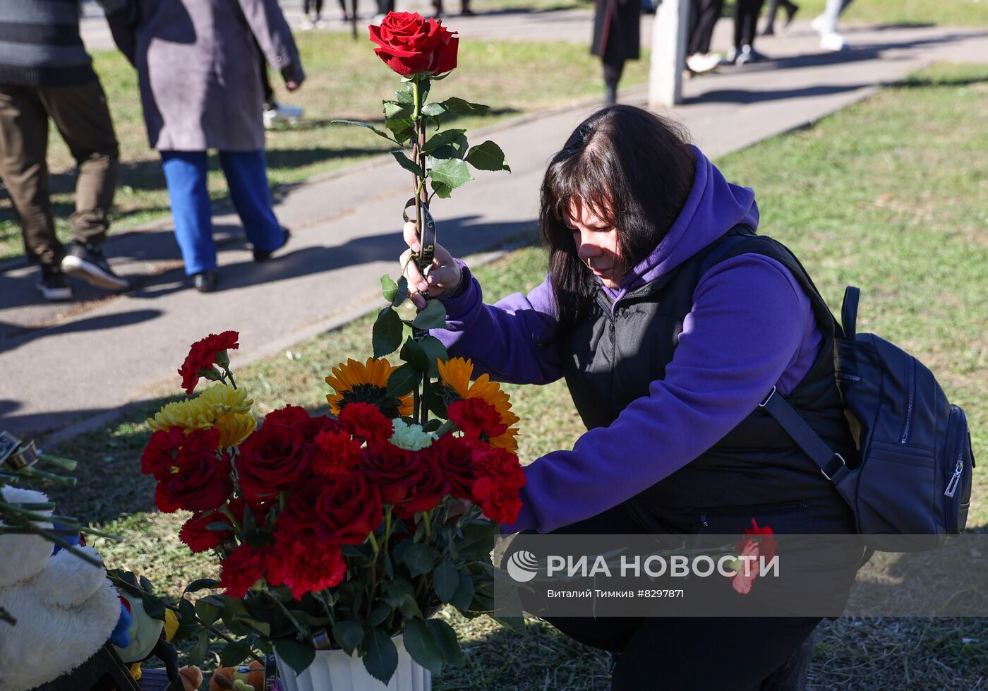 Цветы в память о погибших в результате крушения самолета в Ейске