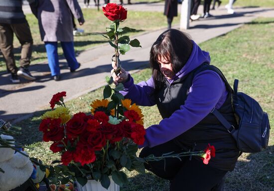 Цветы в память о погибших в результате крушения самолета в Ейске