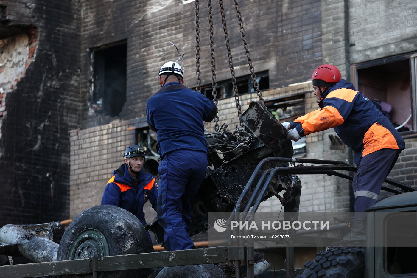 Разбор завалов на месте крушения самолёта в Ейске