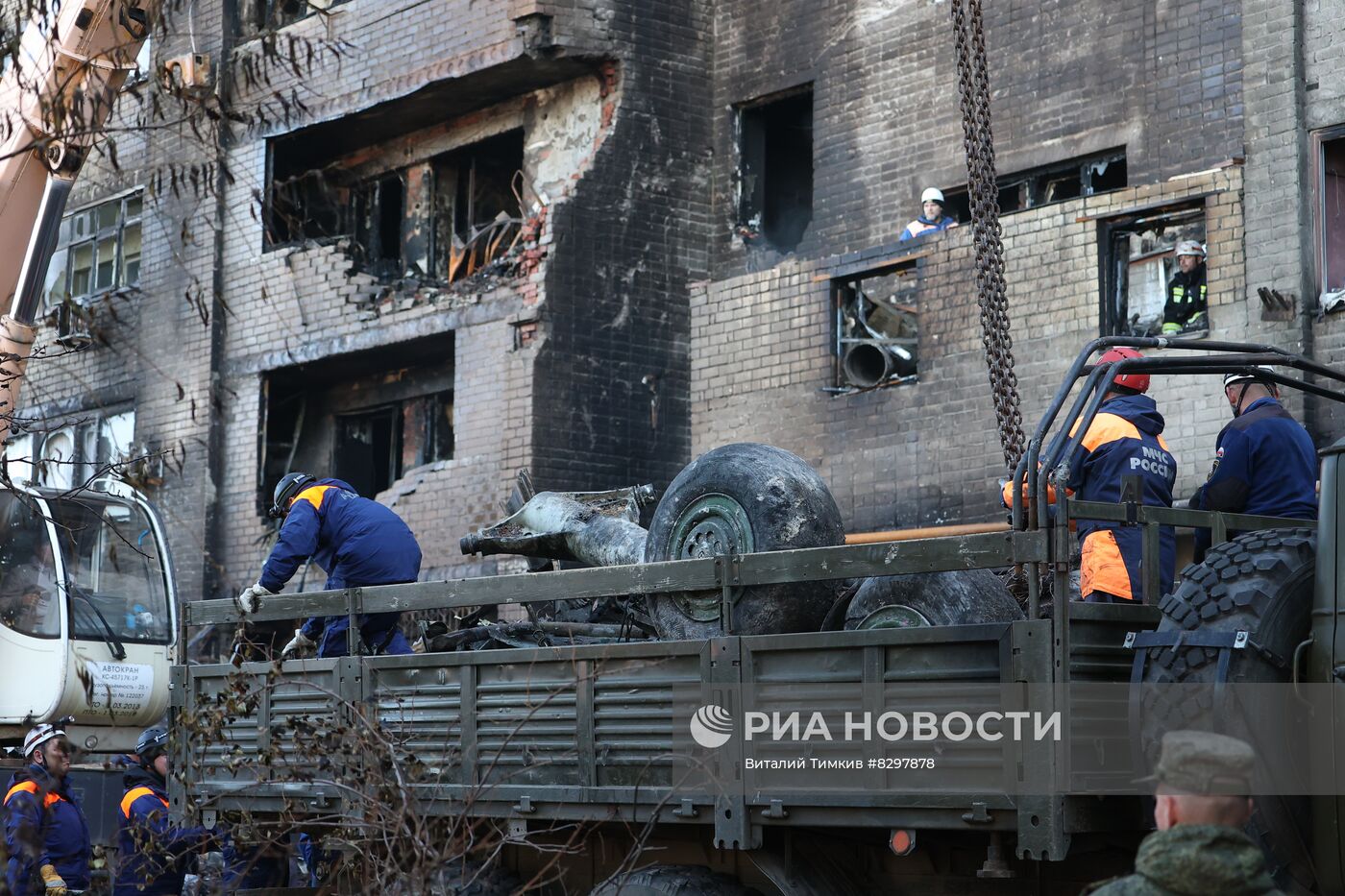 Разбор завалов на месте крушения самолёта в Ейске