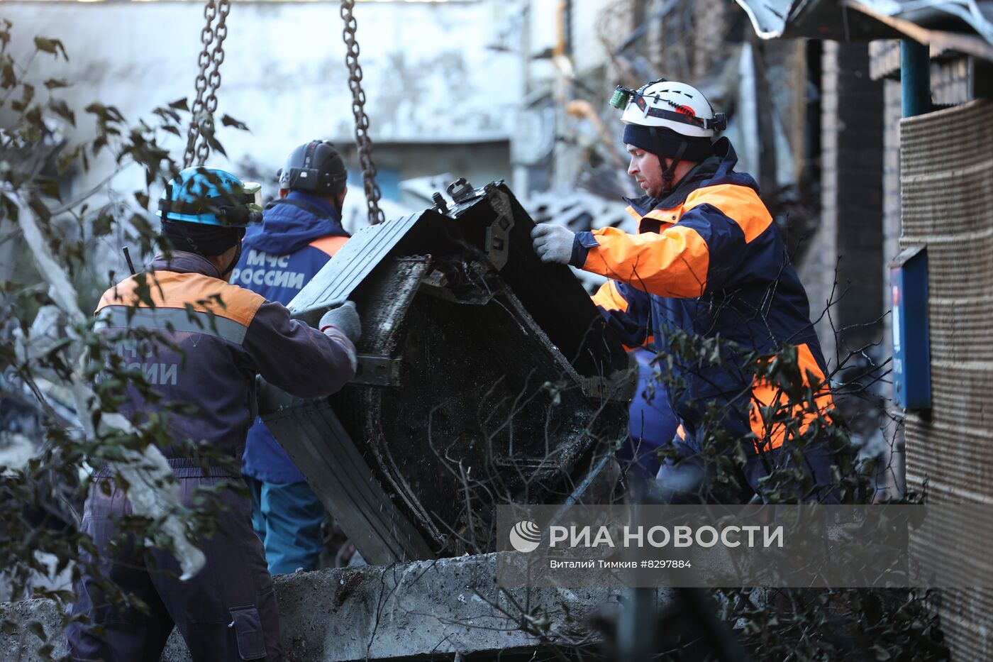 Разбор завалов на месте крушения самолёта в Ейске