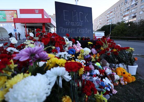 Цветы в память о погибших в результате крушения самолета в Ейске
