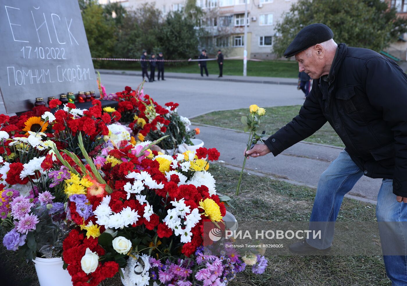 Цветы в память о погибших в результате крушения самолета в Ейске