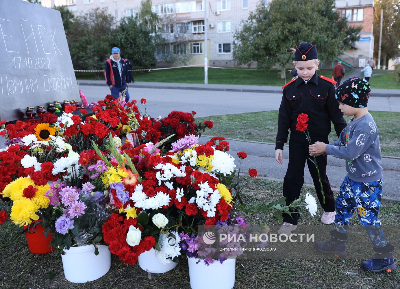 Цветы в память о погибших в результате крушения самолета в Ейске