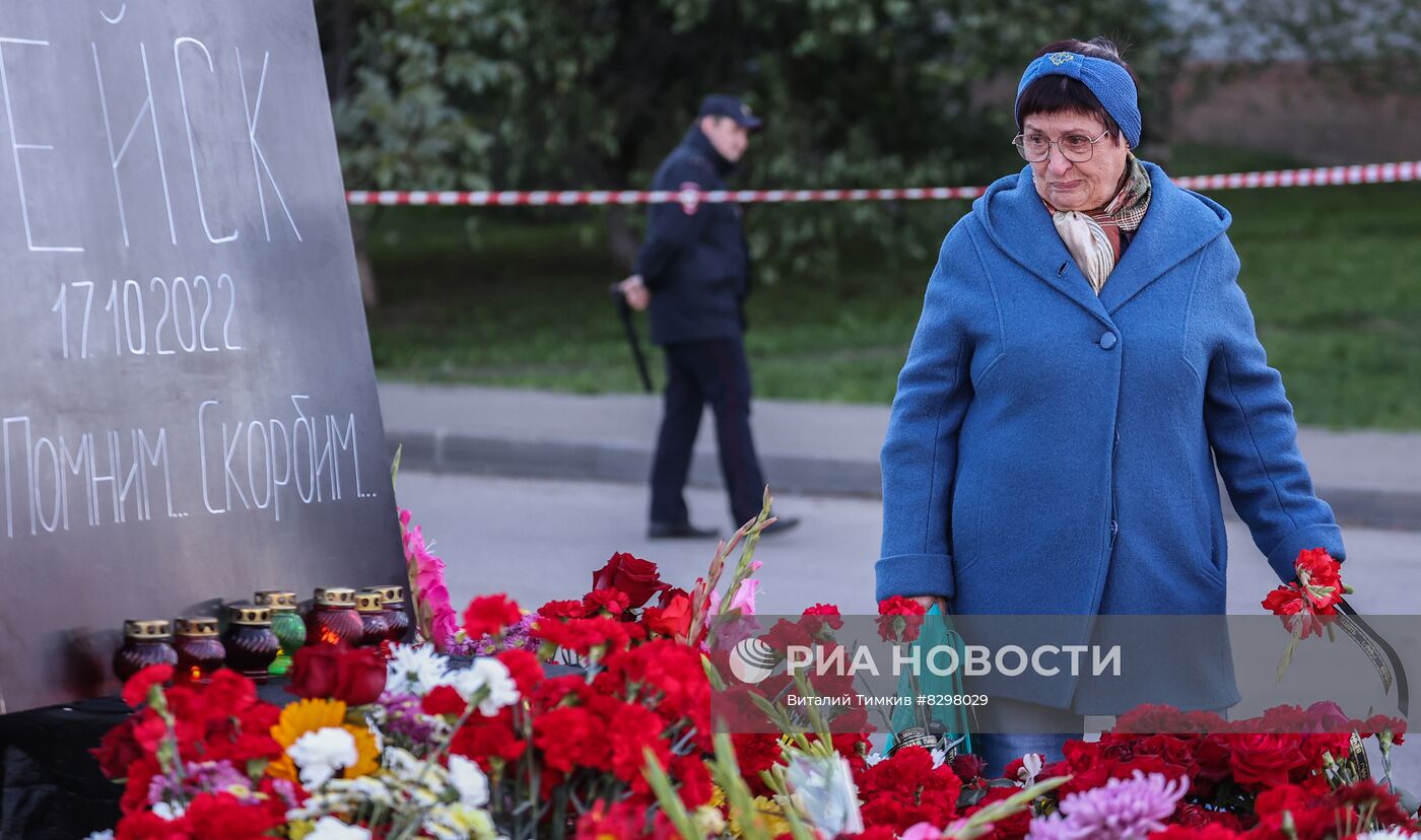 Цветы в память о погибших в результате крушения самолета в Ейске