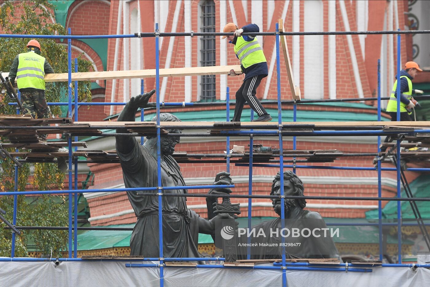 Завершение реставрации памятника Минину и Пожарскому на Красной площади