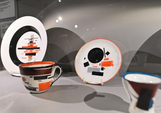 Выставка "Мир как беспредметность. Рождение нового искусства: Казимир Малевич, Павел Филонов, Марк Шагал, Анна Лепорская и другие"