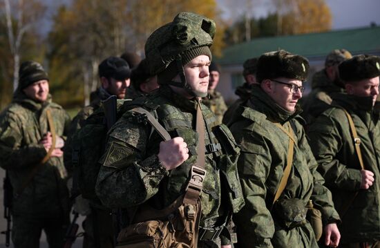 Отправка мобилизованных в зону СВО с аэродрома Чкаловск в Калининграде