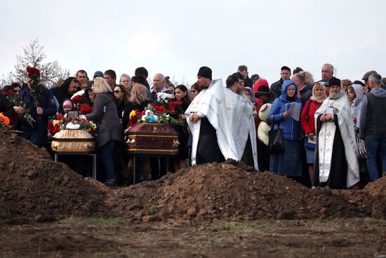 Прощание с погибшими при крушении самолета на дом в Ейске