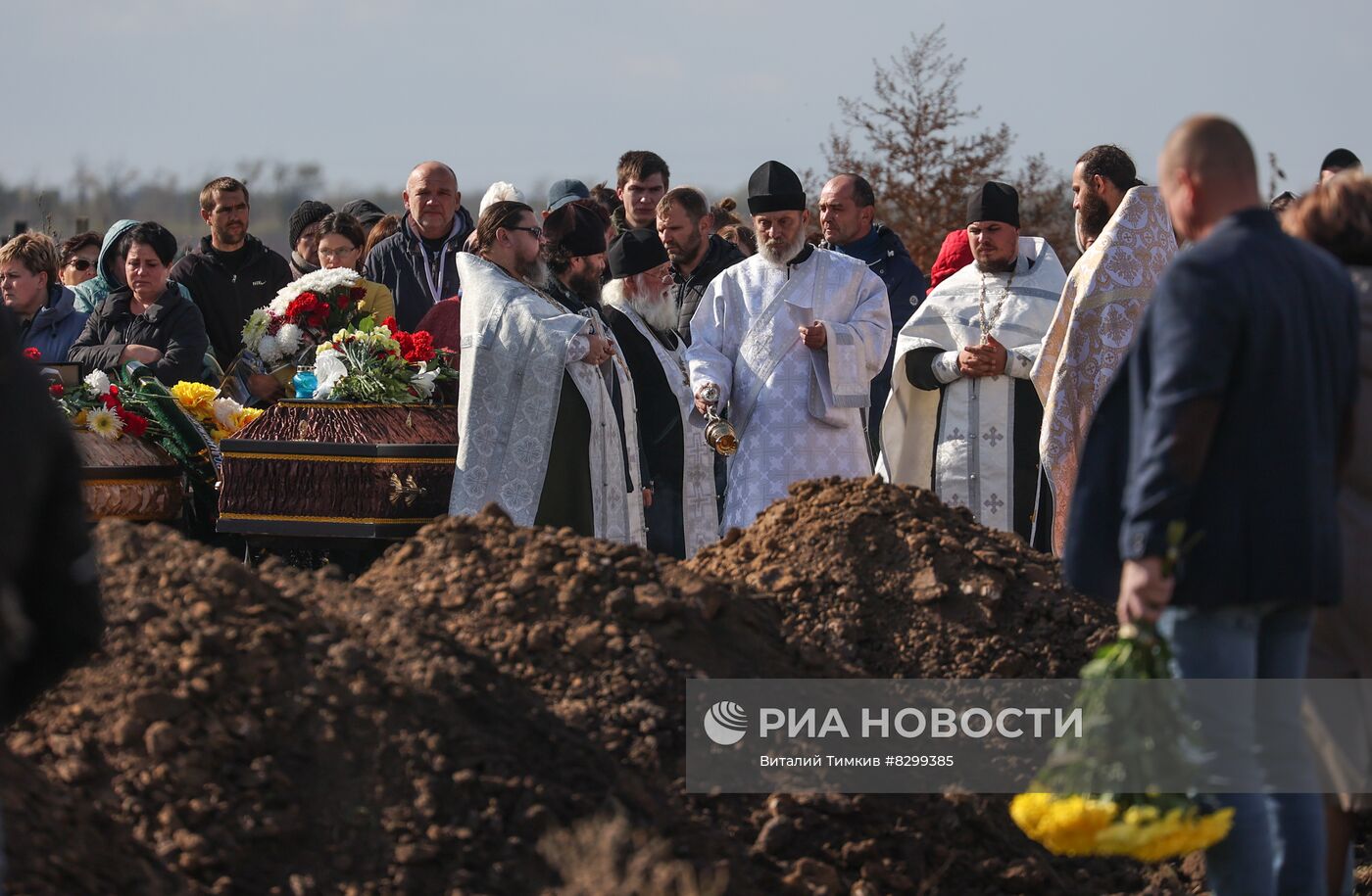 Прощание с погибшими при крушении самолета на дом в Ейске