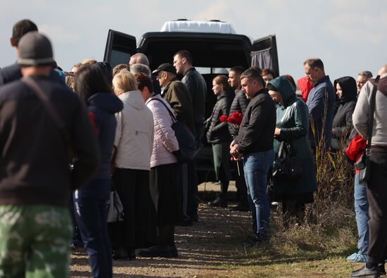 Прощание с погибшими при крушении самолета на дом в Ейске