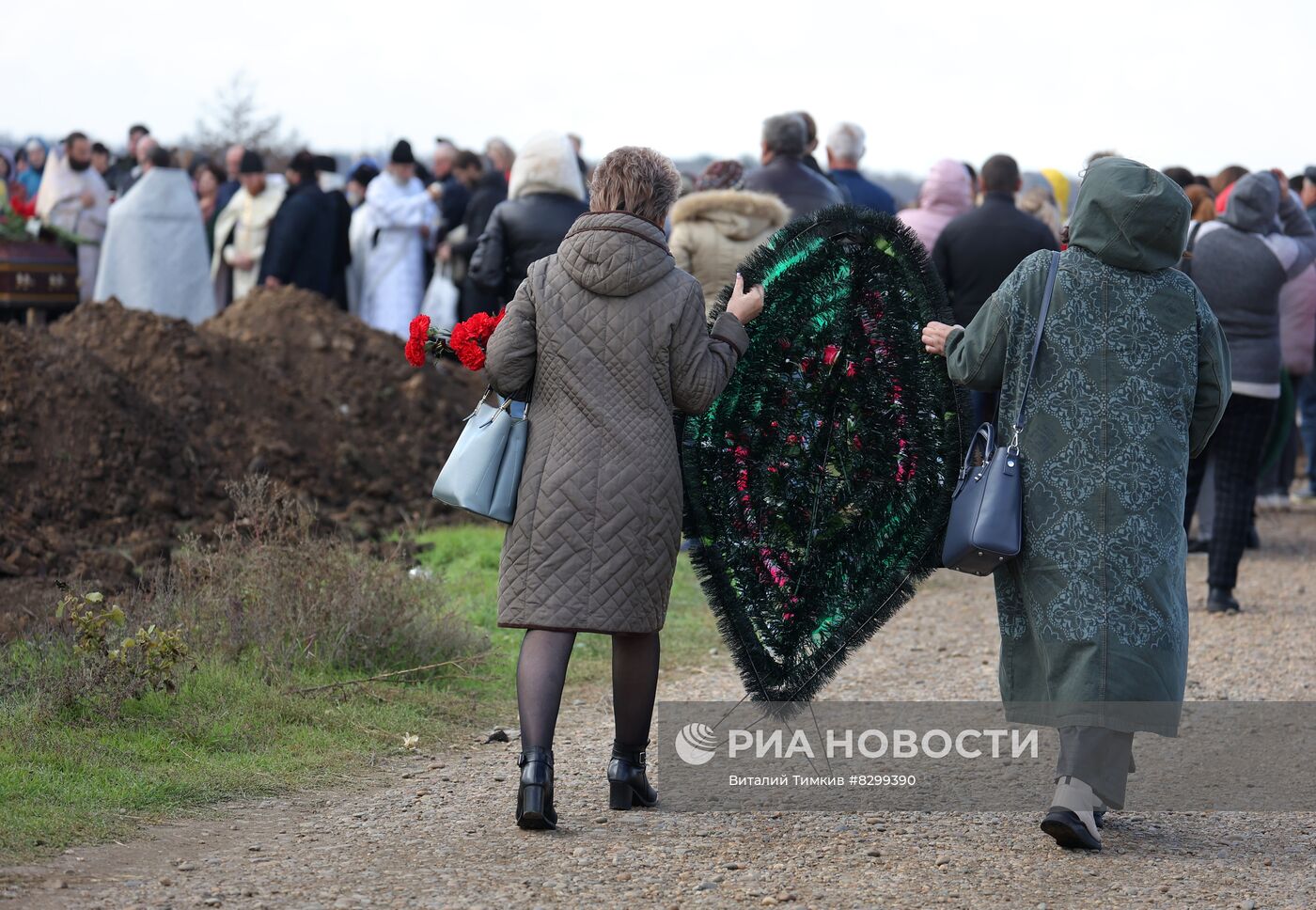 Прощание с погибшими при крушении самолета на дом в Ейске