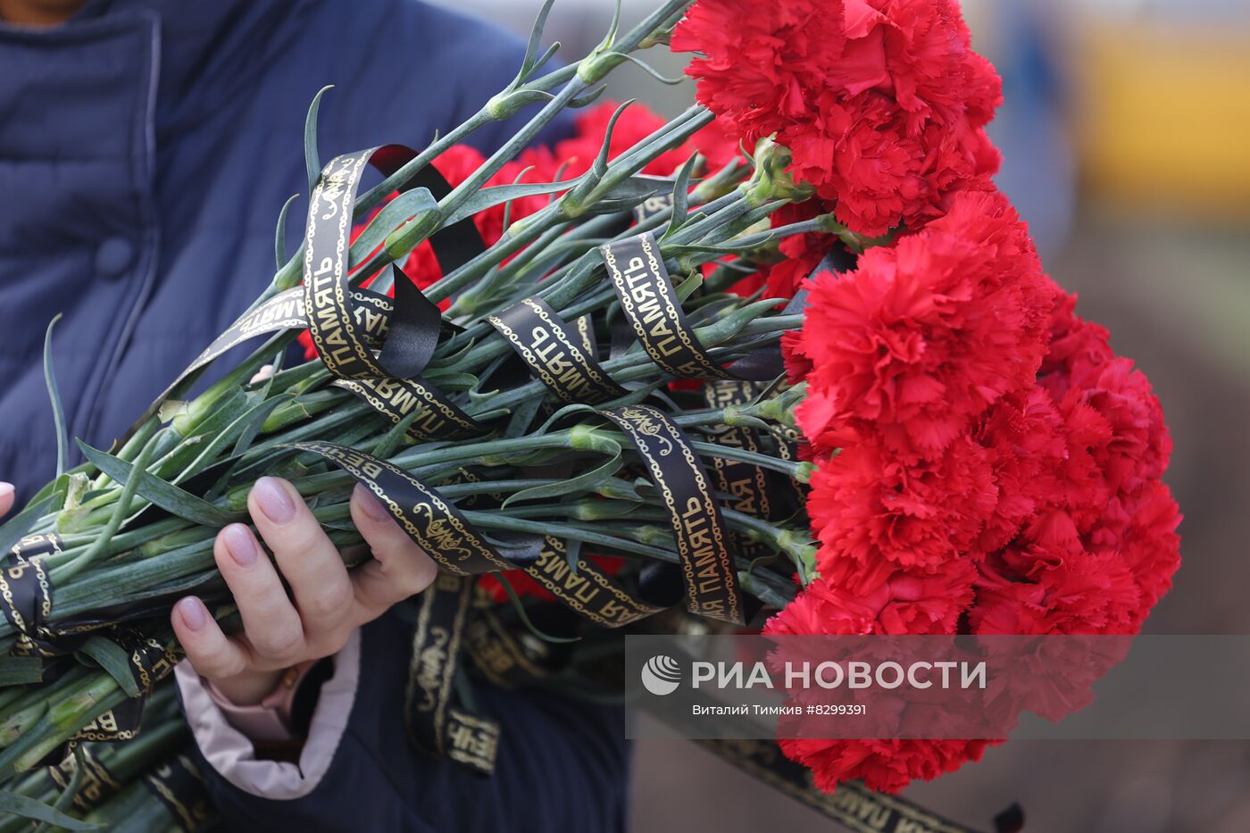 Прощание с погибшими при крушении самолета на дом в Ейске