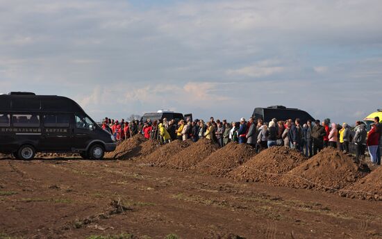 Прощание с погибшими при крушении самолета на дом в Ейске