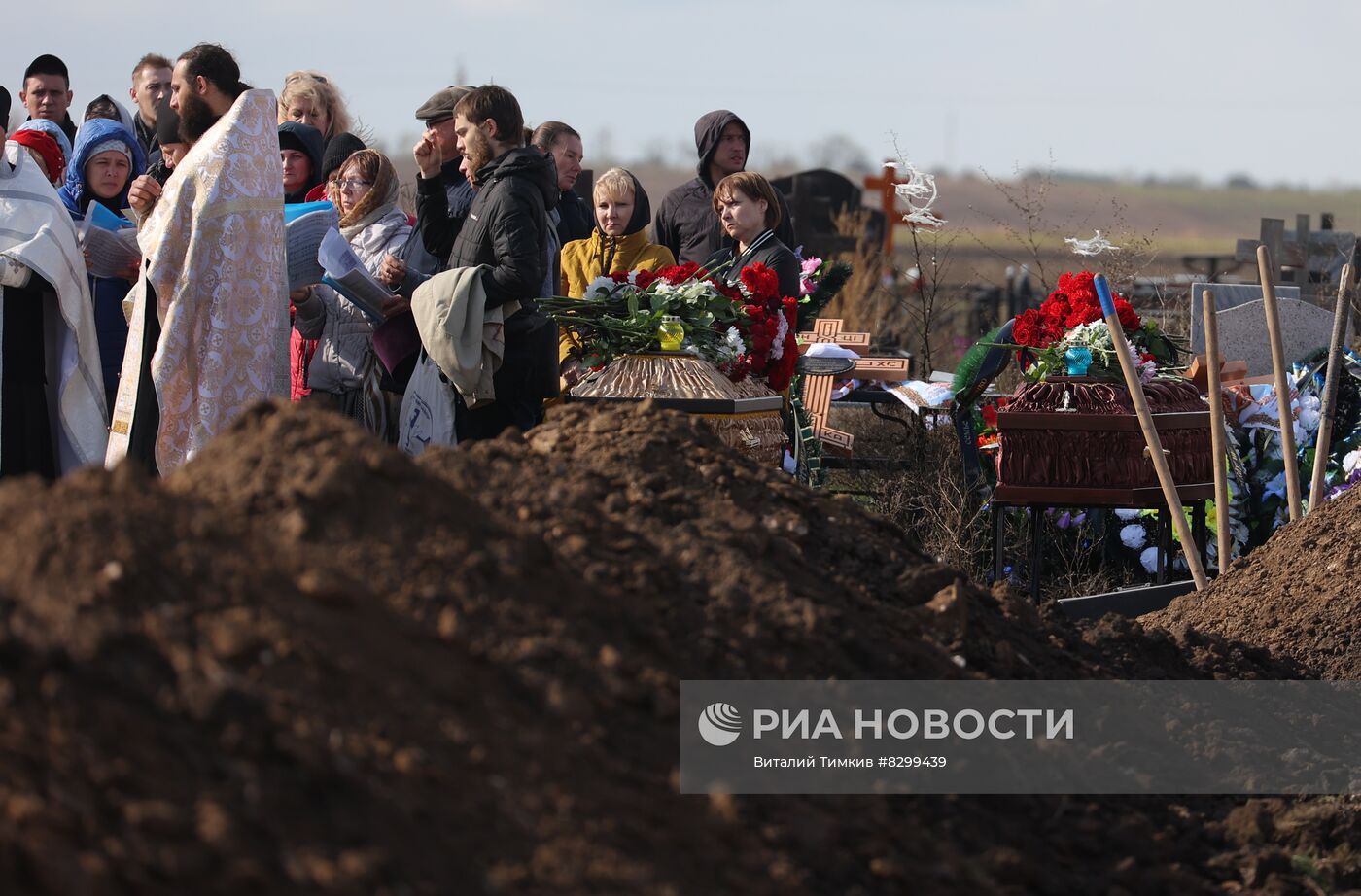 Прощание с погибшими при крушении самолета на дом в Ейске