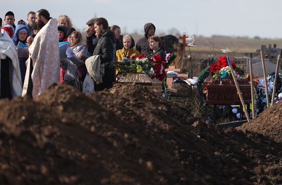 Прощание с погибшими при крушении самолета на дом в Ейске