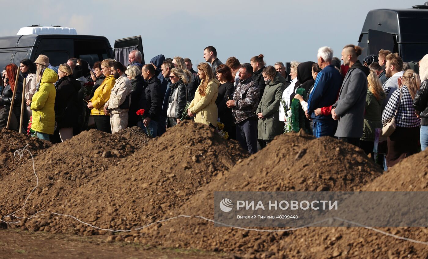 Прощание с погибшими при крушении самолета на дом в Ейске