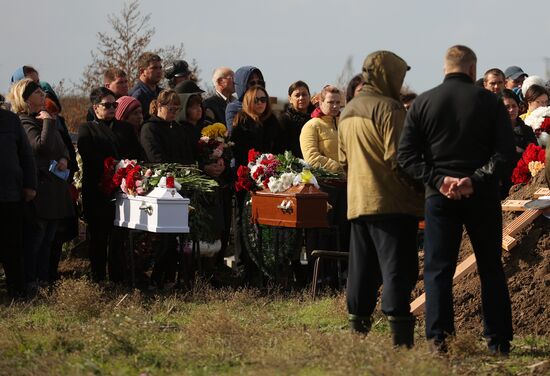 Прощание с погибшими при крушении самолета на дом в Ейске