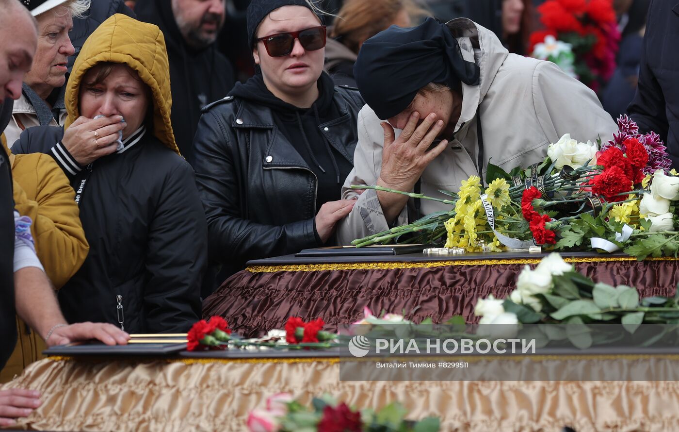 Прощание с погибшими при крушении самолета на дом в Ейске