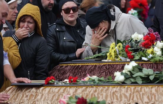 Прощание с погибшими при крушении самолета на дом в Ейске