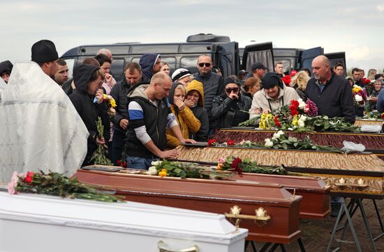 Прощание с погибшими при крушении самолета на дом в Ейске