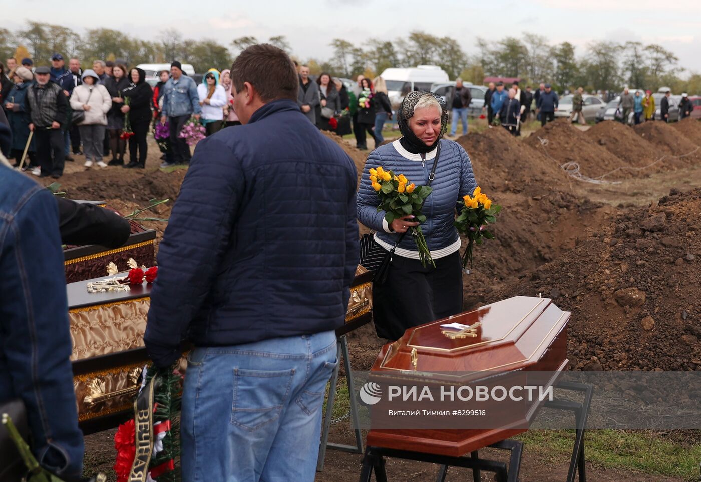 Прощание с погибшими при крушении самолета на дом в Ейске