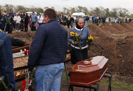 Прощание с погибшими при крушении самолета на дом в Ейске