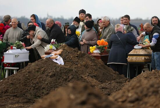 Прощание с погибшими при крушении самолета на дом в Ейске