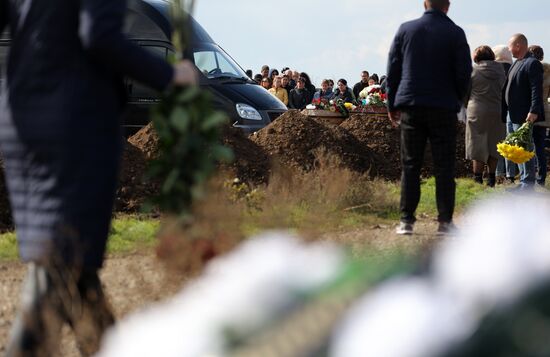 Прощание с погибшими при крушении самолета на дом в Ейске