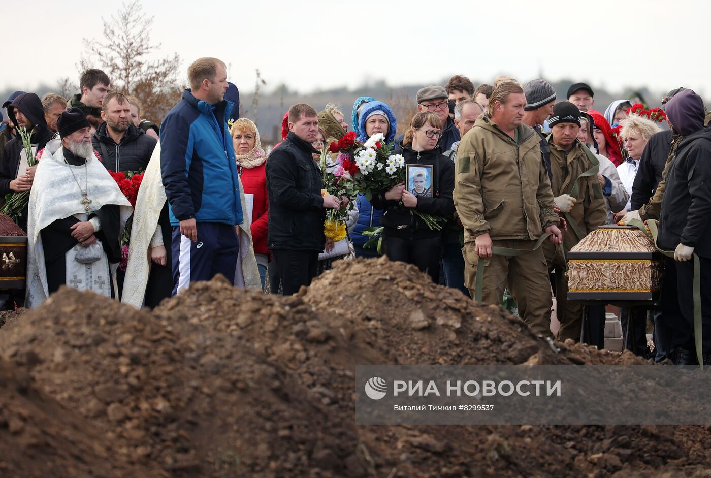 Прощание с погибшими при крушении самолета на дом в Ейске