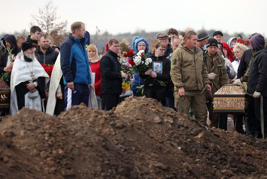 Прощание с погибшими при крушении самолета на дом в Ейске