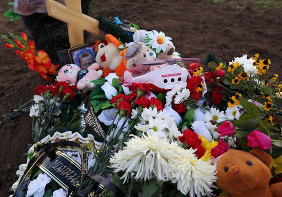 Прощание с погибшими при крушении самолета на дом в Ейске