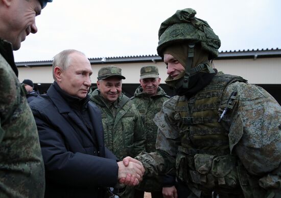 Президент РФ В. Путин посетил полигон Западного военного округа в Рязанской области