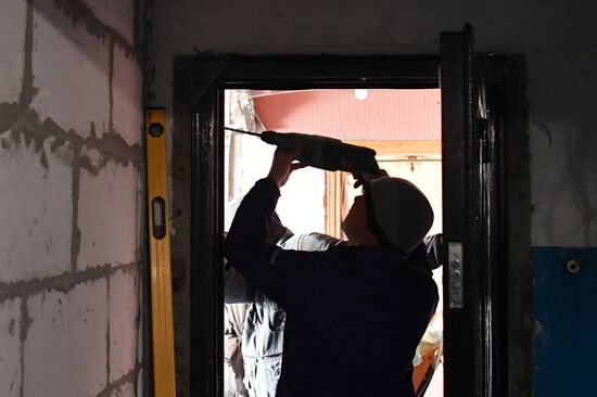 Восстановление разрушенных после обстрела ВСУ квартир в Энергодаре