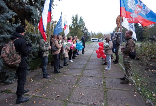 Встреча вернувшихся из плена бойцов в ДНР