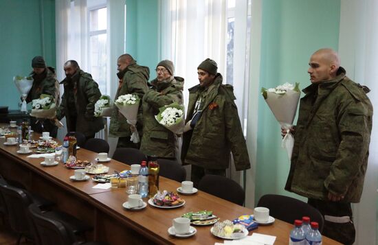 Встреча вернувшихся из плена бойцов в ДНР