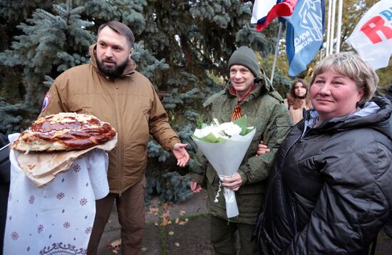 Встреча вернувшихся из плена бойцов в ДНР