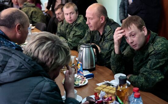 Встреча вернувшихся из плена бойцов в ДНР