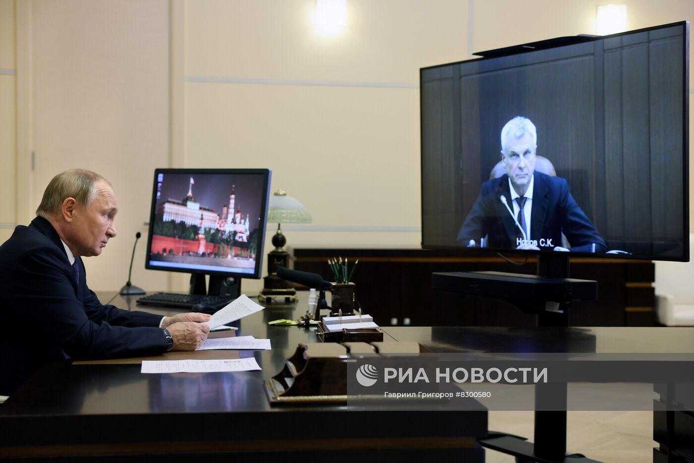 Президент РФ В. Путин встретился с губернатором Магаданской области С. Носовым