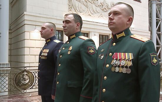 Министр обороны РФ С. Шойгу вручил медали "Золотая Звезда" героям спецоперации на Украине