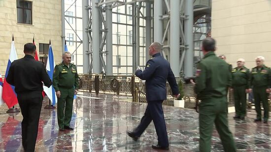 Министр обороны РФ С. Шойгу вручил медали "Золотая Звезда" героям спецоперации на Украине