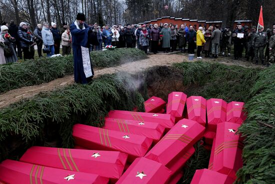 Церемония перезахоронения останков красноармейцев времен Великой Отечественной Войны