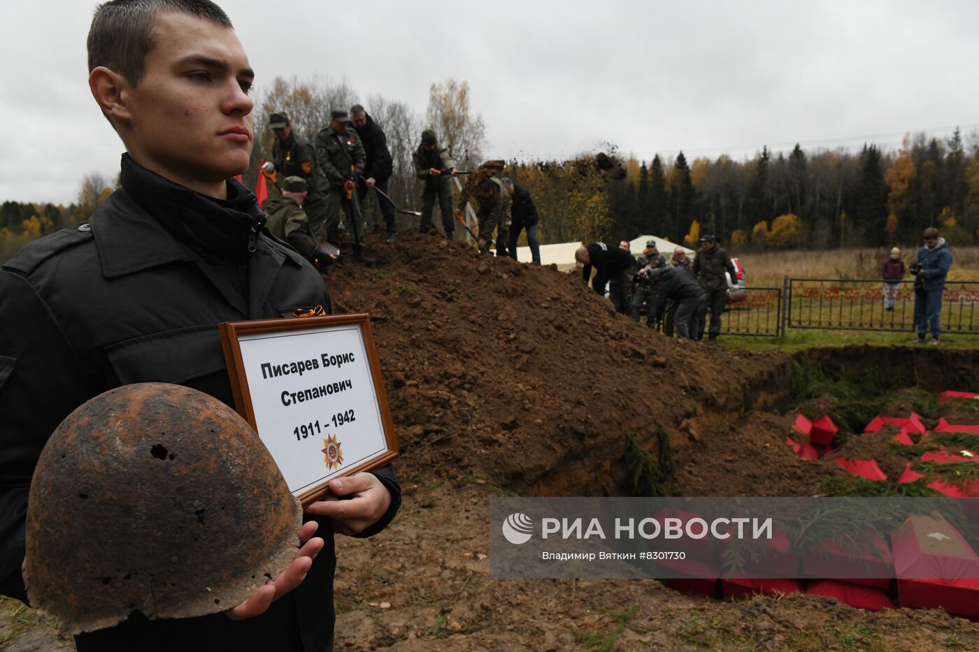Церемония перезахоронения останков красноармейцев времен Великой Отечественной Войны
