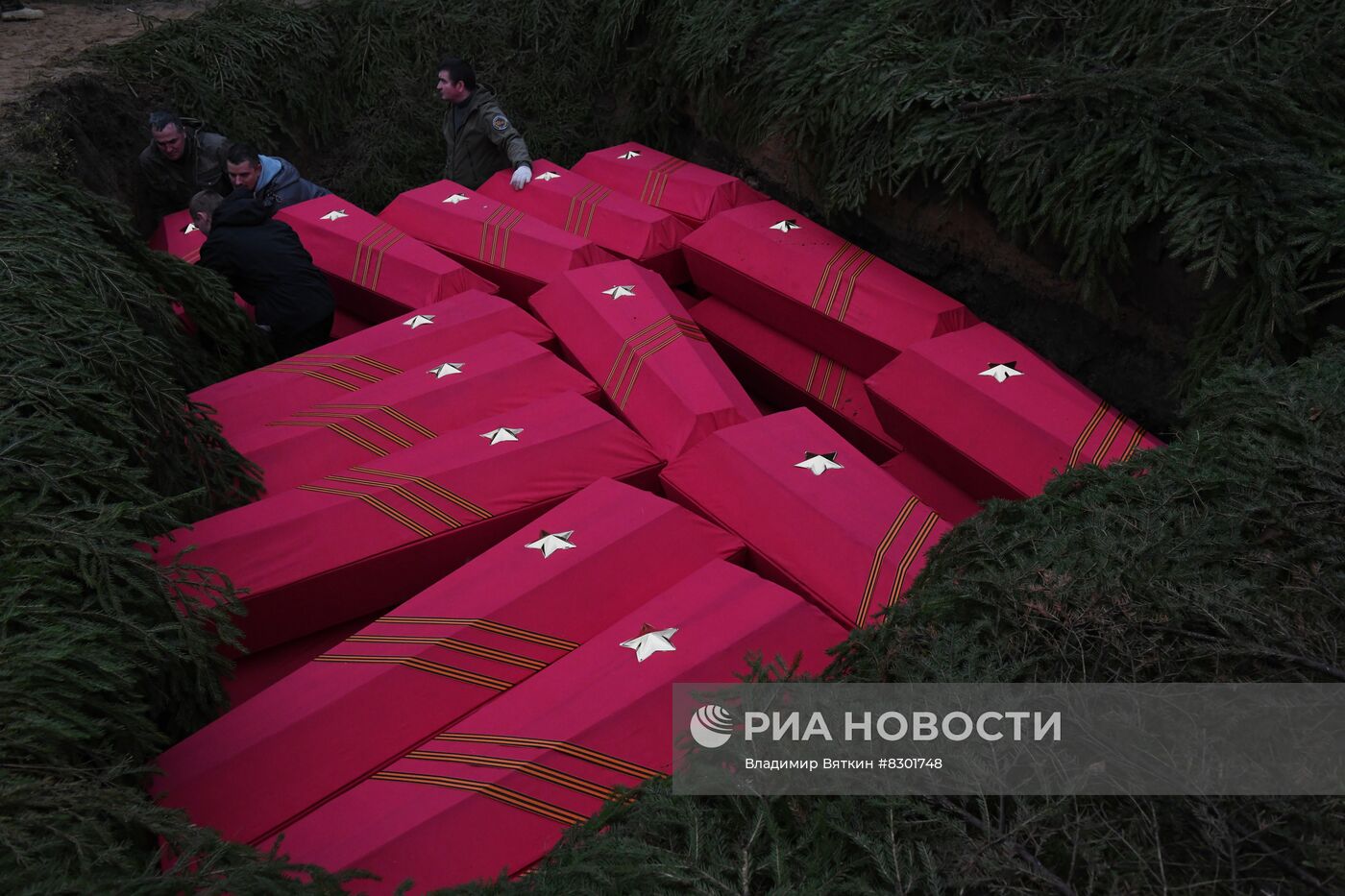 Церемония перезахоронения останков красноармейцев времен Великой Отечественной Войны