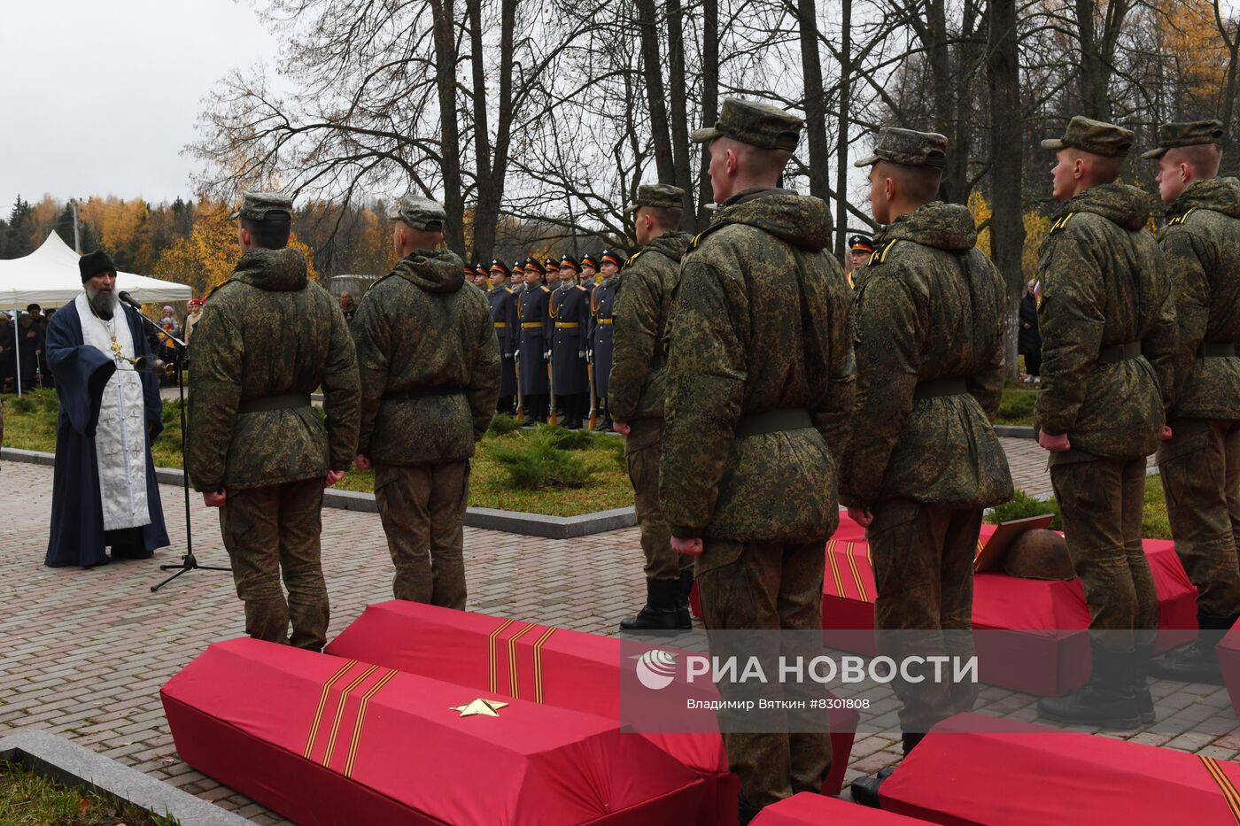 Церемония перезахоронения останков красноармейцев времен Великой Отечественной Войны