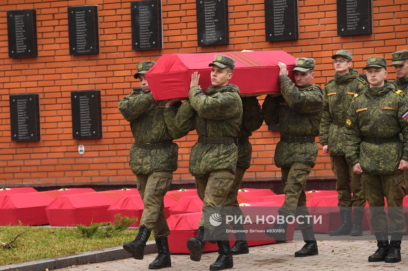 Церемония перезахоронения останков красноармейцев времен Великой Отечественной Войны