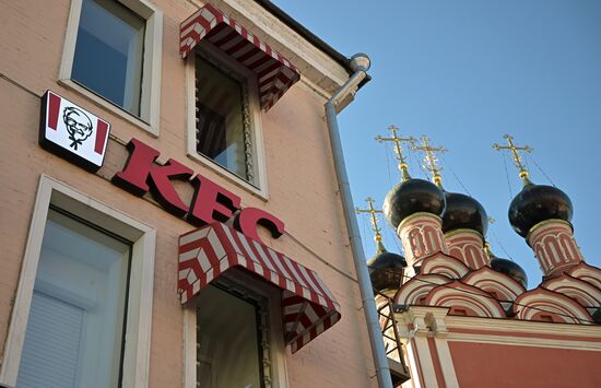 Владелец KFC продаёт рестораны в России