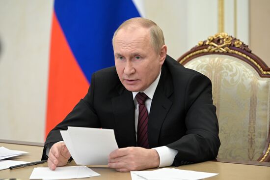 Президент РФ В. Путин провел заседание координационного совета при правительстве РФ по обеспечению потребностей ВС РФ